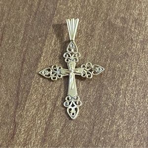 Vintage 14 kt yellow gold budded cross pendant